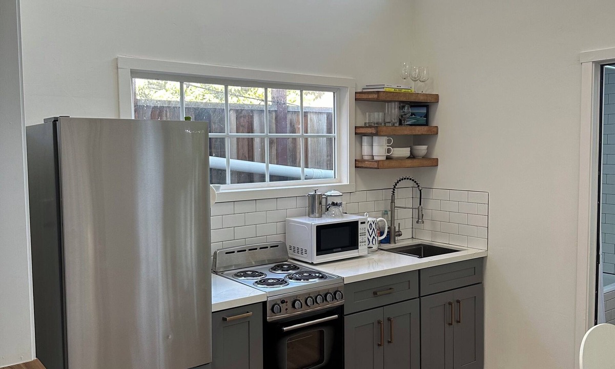 Westside Santa Cruz Cottage | Furnished Loft Unit Near Mission Hill – Utilities Included!