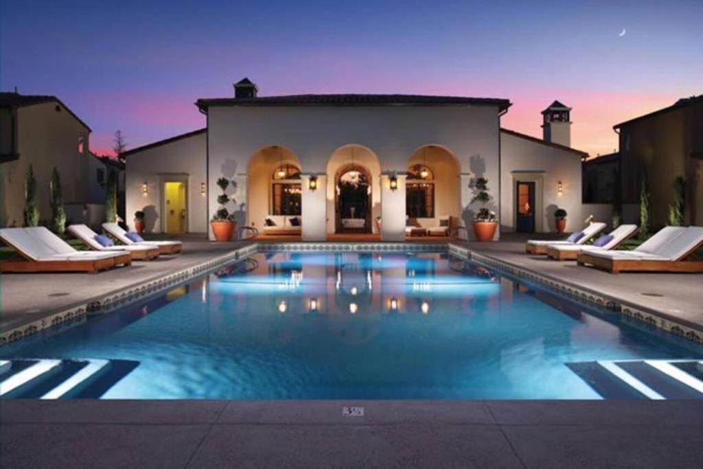Newhall House | FURNISHED MASTER BEDROOM - NEAR PUBLIC TRANSIt