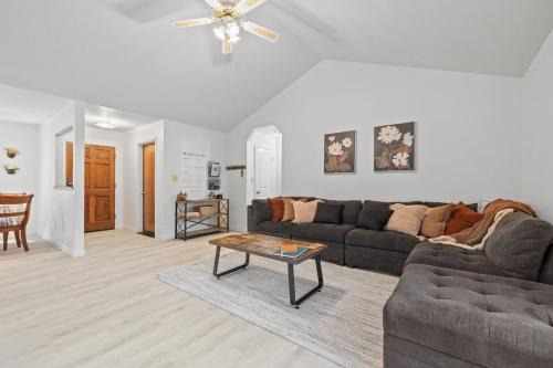 Groveland House | Game Room, 8 guests- Lake, Yosemite, Sonora nearby