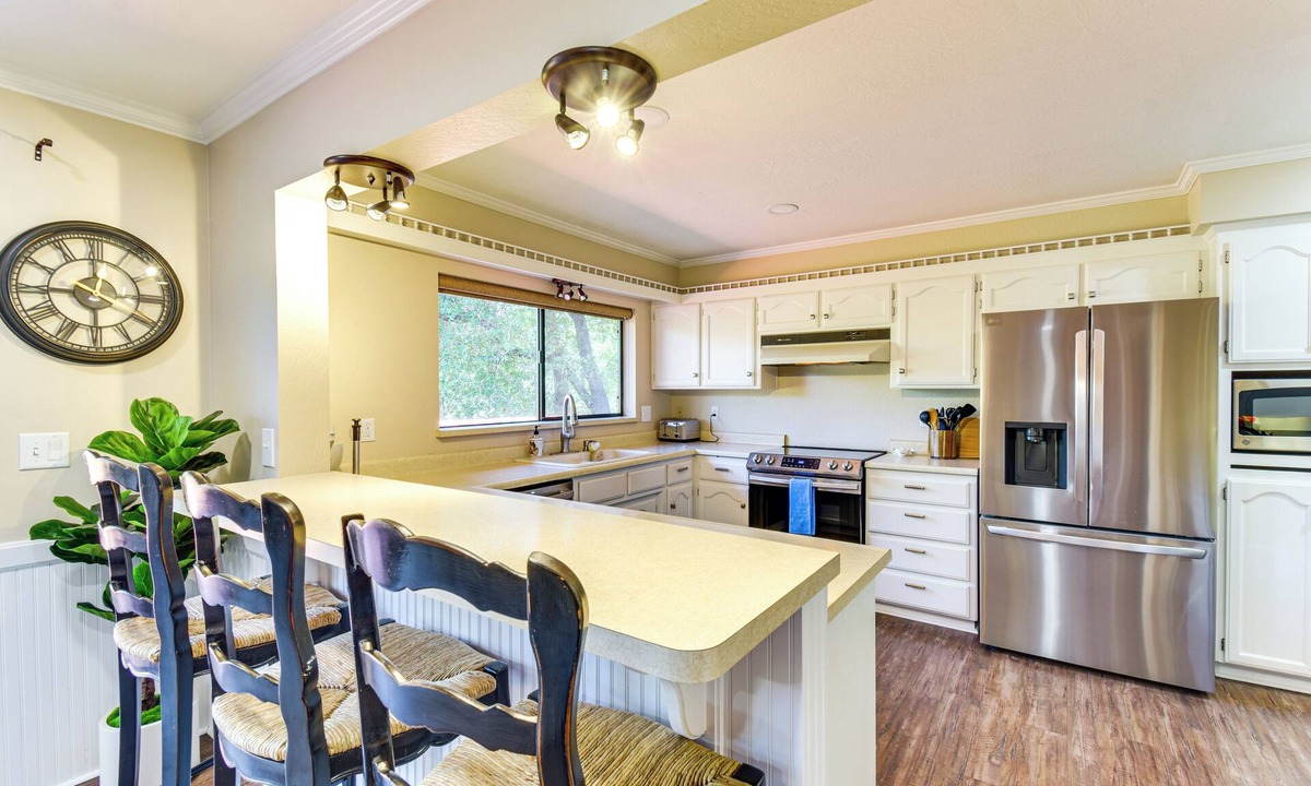 Groveland Cottage | Game Room + Bar: Wooded Pine Mountain Lake Retreat