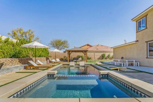 Terra Lago House | GAMEROOM, King Beds, Movie Projector, Heated Saltwater Pool, Golf and Games!