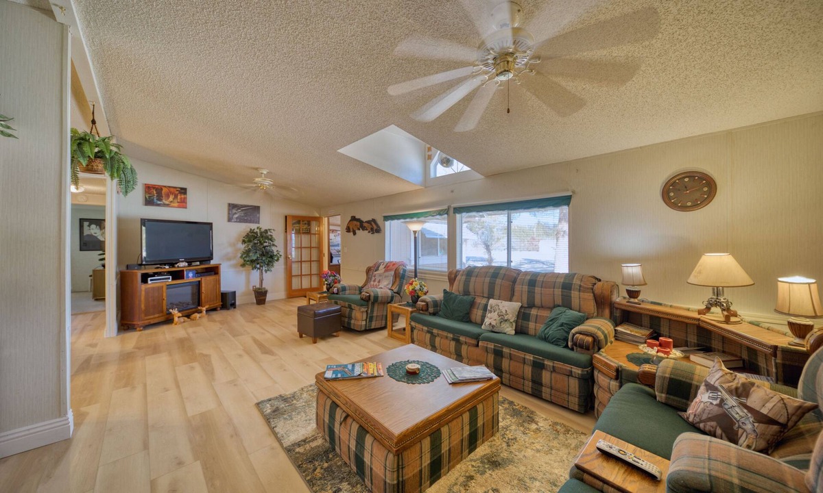 Pahrump House | Gate Way to Death Valley-50 mg WI-FI License # STR-25-28 - Full Fenced 2.5 acres