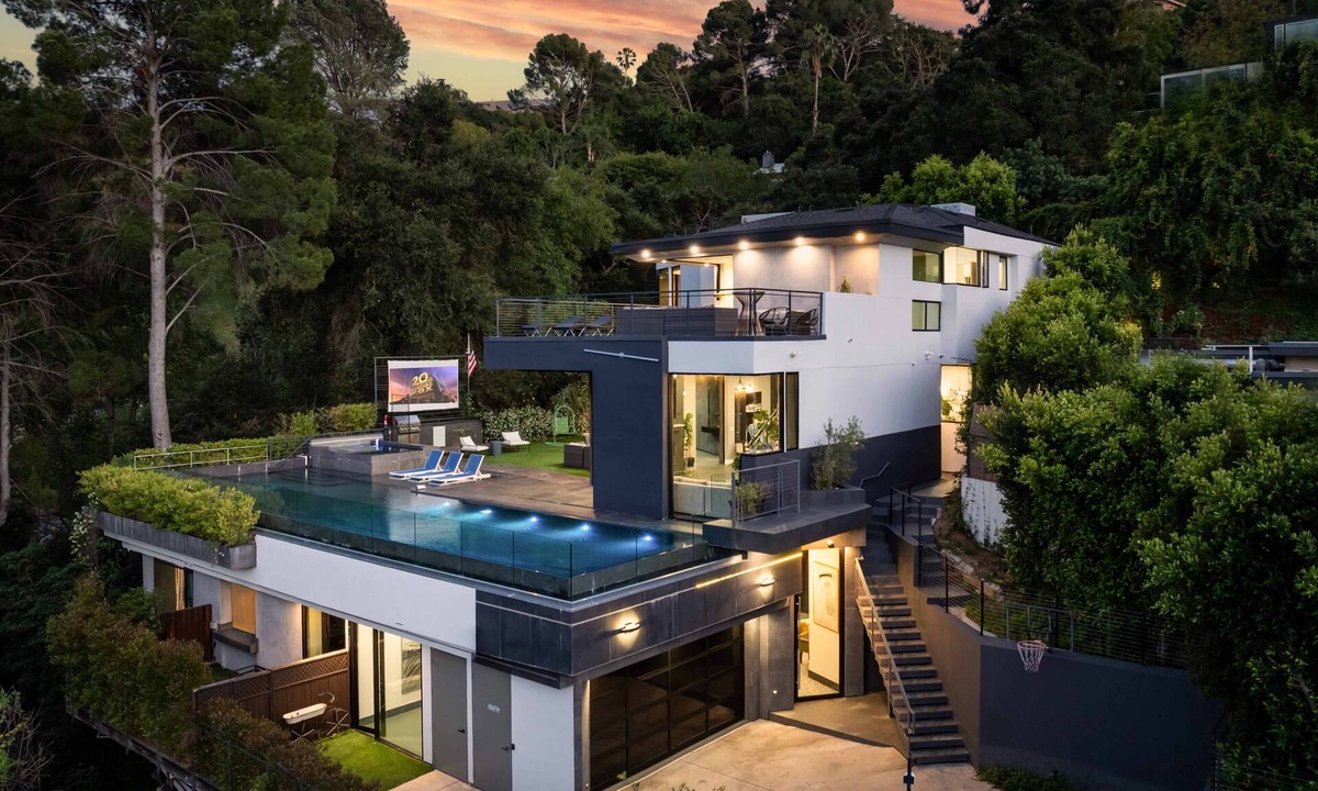 Los Angeles House | Gated New Designer 6bd/7ba Estate w Pool & Spa, Guest house, Elevator, & Views!