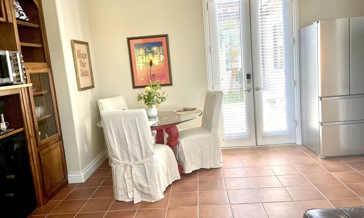 River Oaks House | Gates, Clean & Serene guest quarters