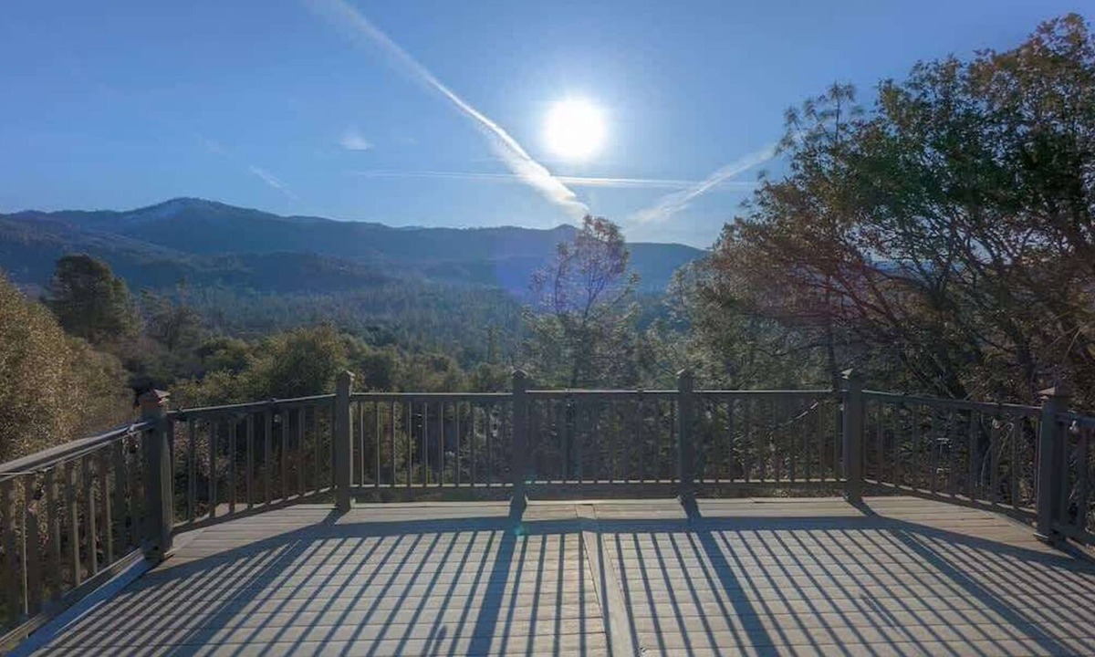 Yosemite Forks House | Gateway to Yosemite-Gorgeous mountain view cottage