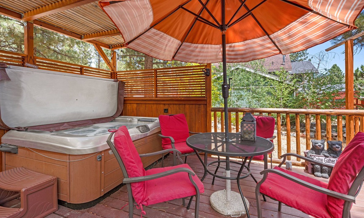 Woodlands House | Goldies Getaway - Beautiful modern cabin with Hot Tub! Game Room with Foosball and Ping Pong Table!