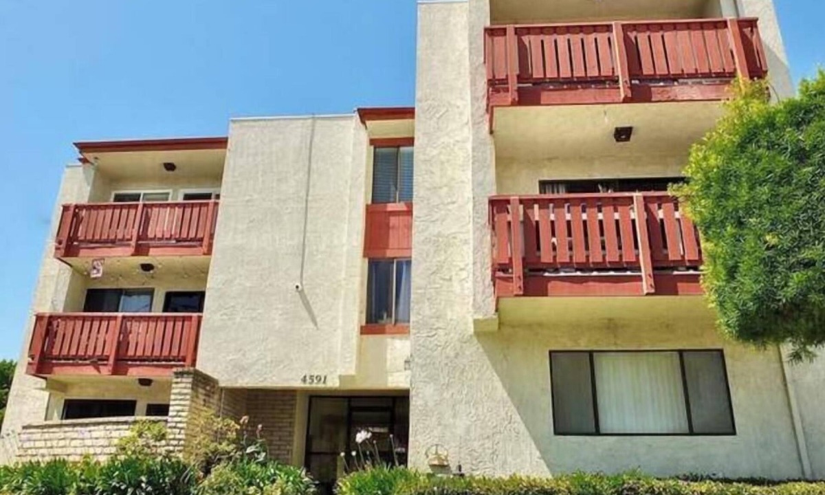 Bixby North Condo | Gorgeous 2-bedroom condo with AC in Long Beach two garages