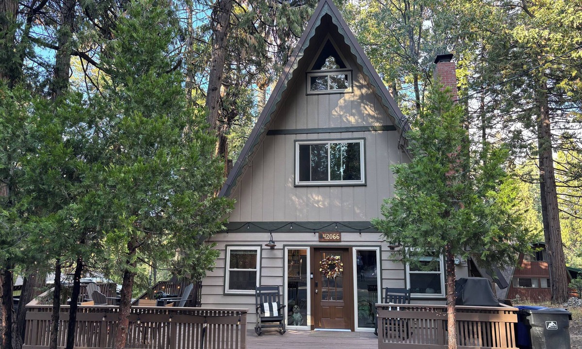 Sierra Cedars Cabin | Gorgeous 4-bedroom cabin in Shaver Lake perfect for family fun