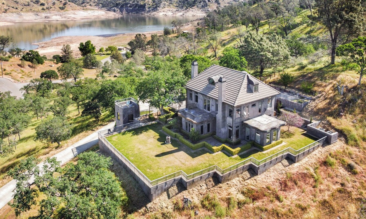Friant Villa | Gorgeous Hilltop Villa Overlooking Lake