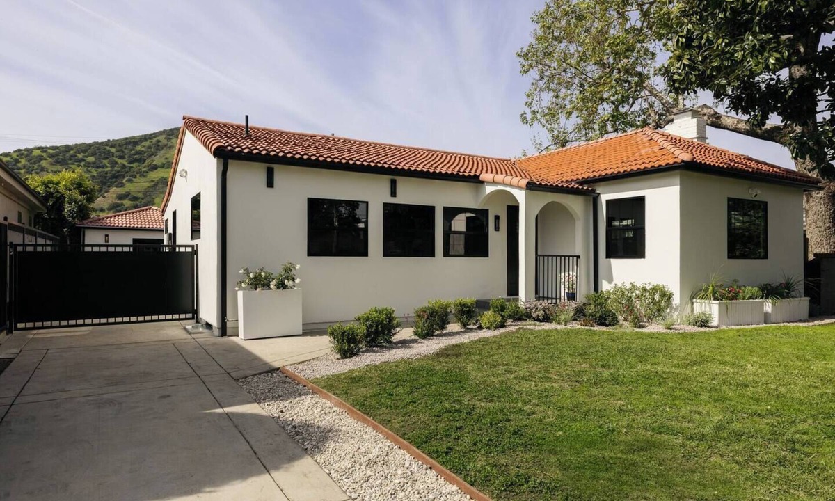 Atwater Village House | Gorgeous House W/Pool, Fire Pit, & Pool Table!