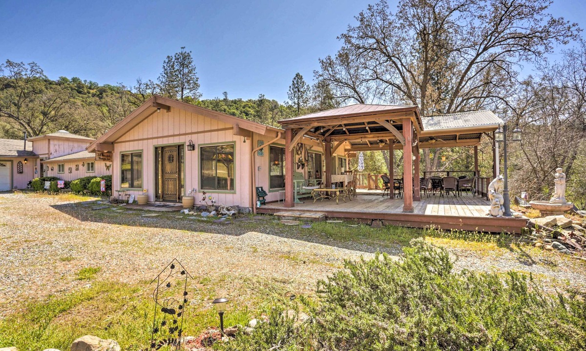 Oakhurst House | Gorgeous Oakhurst Retreat w/Swimming Hole!