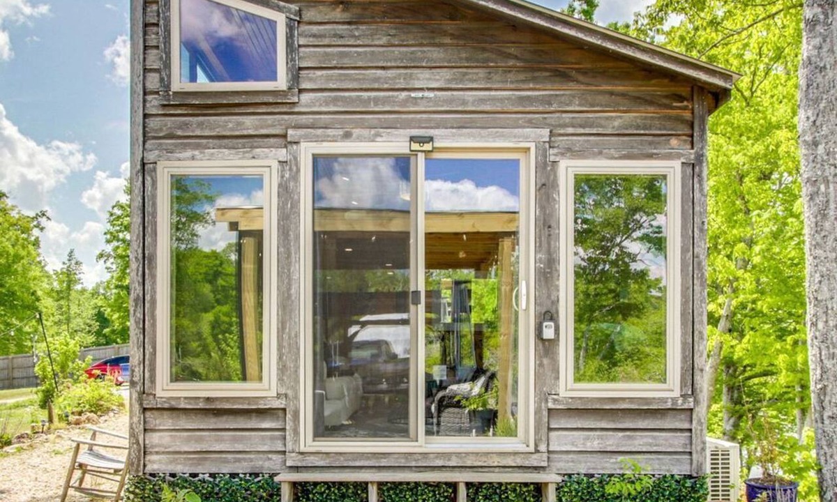 Rogersville Cabin | Gorgeous Tiny House with Indoor and Outdoor Lounging Space in Alabama