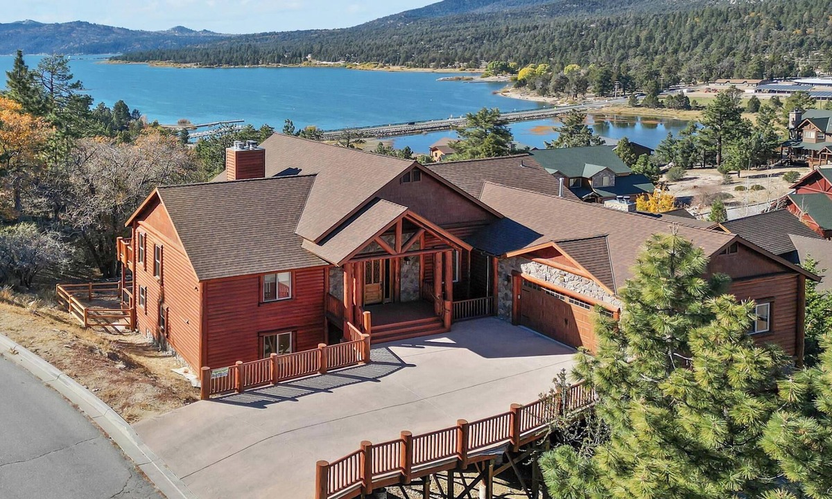 Castle Glen Estates Cabin | Grand Summit: LUXURY 5000+Sq Ft Log Style Estate! Lake & Sunset Views! HOT TUB! PET FRIENDLY 🐾! Home Theater! Game Room! Central AC!