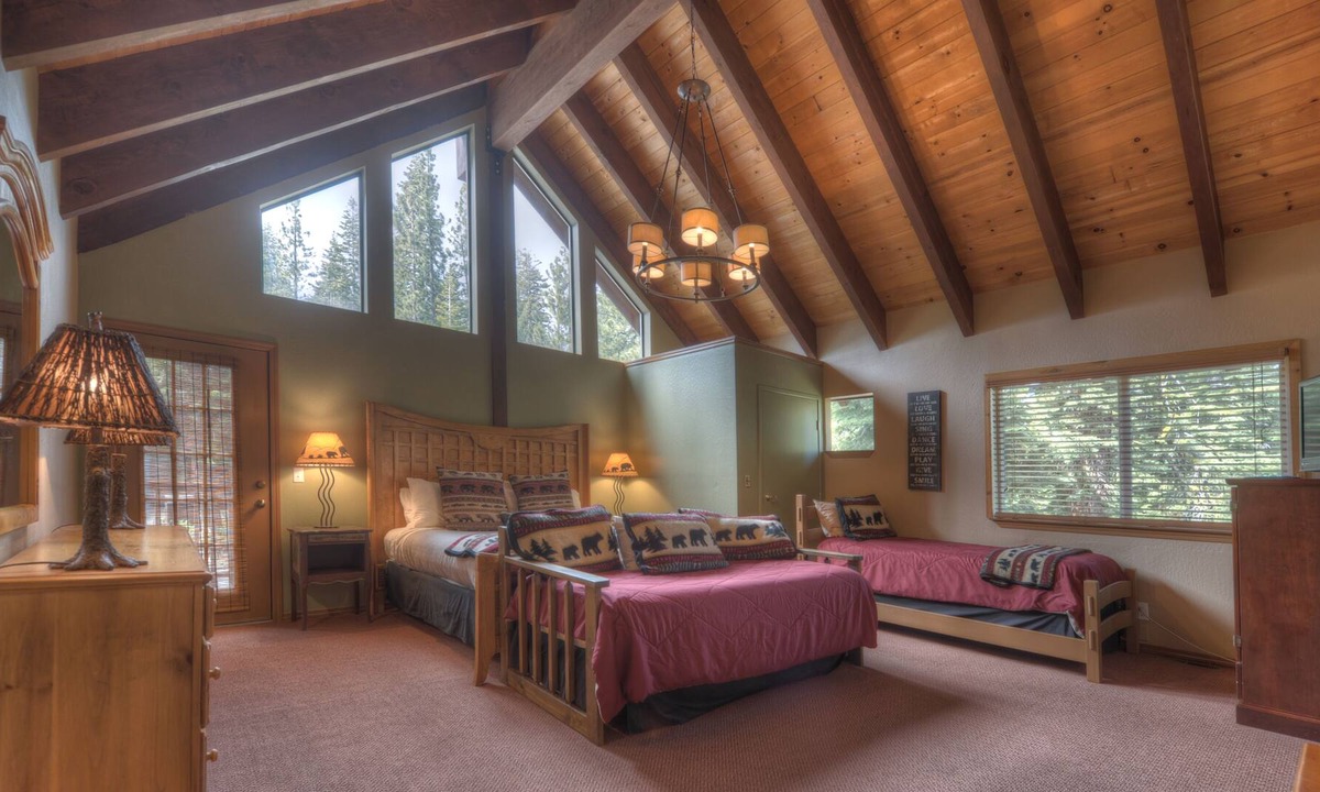 Kingswood Estates House | GREAT Getaway!!! 6bd, 4ba, hot tub, pool table, SKIING