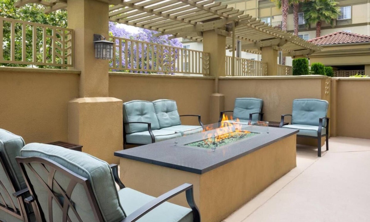 Snail Hotel | Groups Best Choice: 4 Homey Suites w/Kitchen and Living Area - BBQ, DVD Library