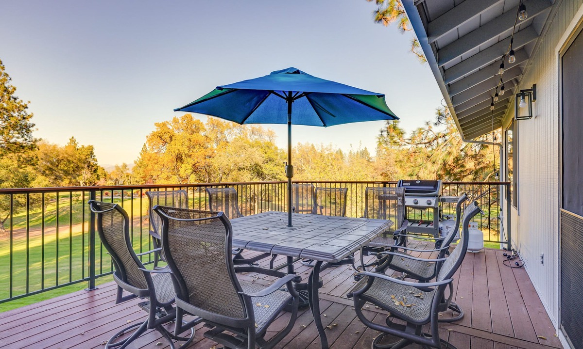 Groveland House | Groveland Home w/Deck: 2 Mi to Pine Mountain Lake