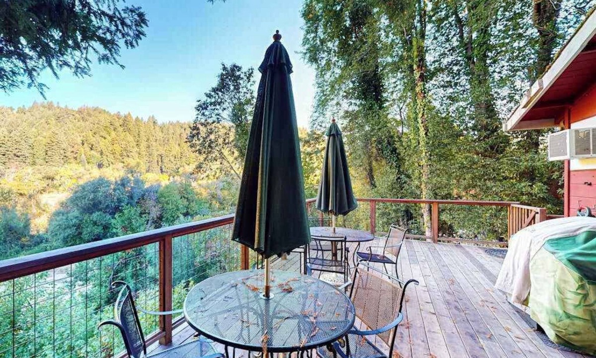 Guerneville House | Guerneville Dog-Friendly Riverfront Cabin with Outdoor Kitchen