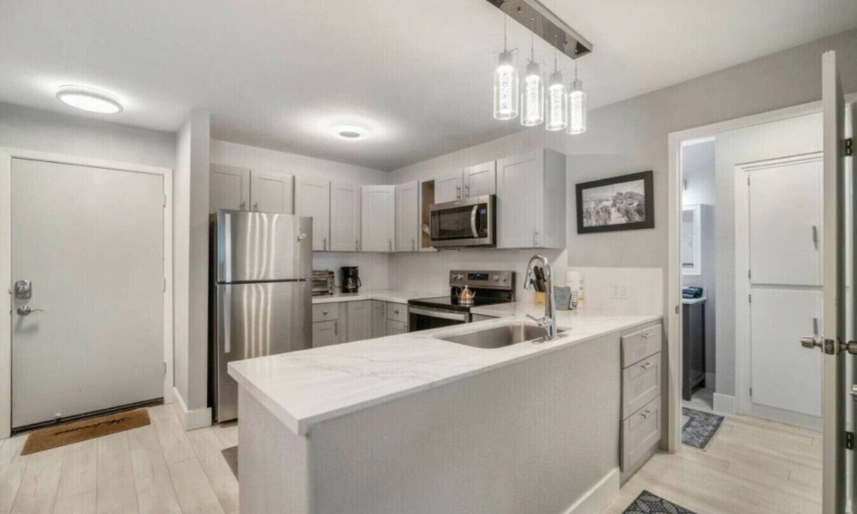 Mammoth Lakes Resort | Guest Favorite! Spacious Remodeled 2bd 2ba Mtn Views, Covered Parking, Hot Tubs