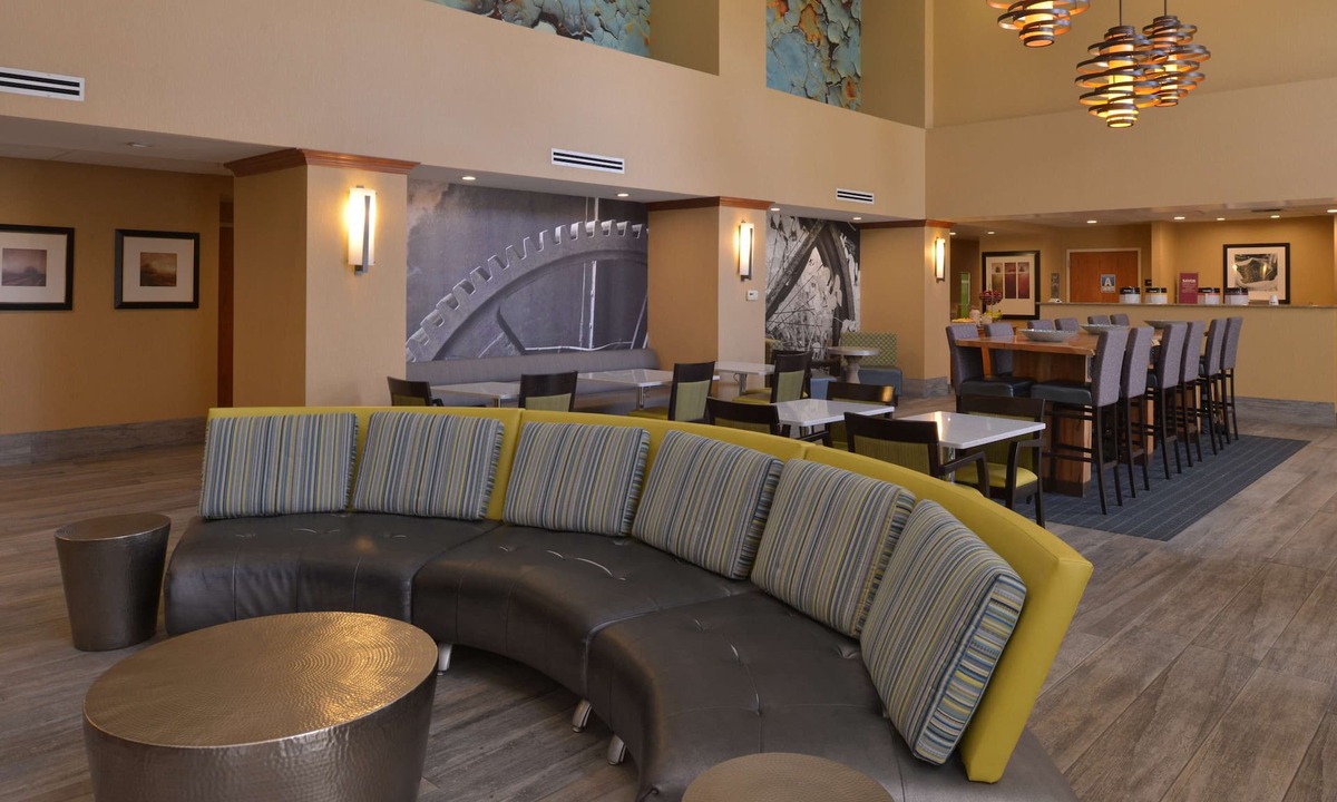 Greenacres Hotel | Hampton Inn & Suites Bakersfield North-Airport