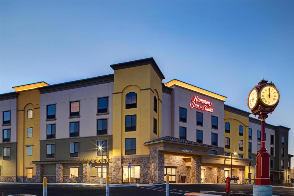 Marina Hotel | Hampton Inn & Suites Marina