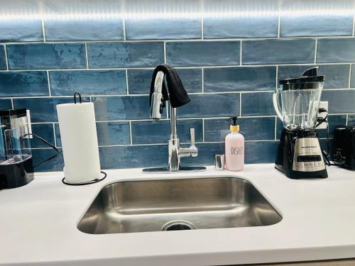 Hollywood Apartment | Heart of Hollywood Walk of Fame - Free Parking, Pool, Gym, Rooftop Views, centrally located, WIFI