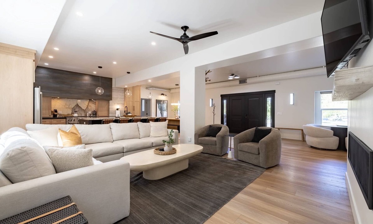 South Lake Tahoe Cabin | Heavenly Paradise: Luxury Ski & Beach Escape