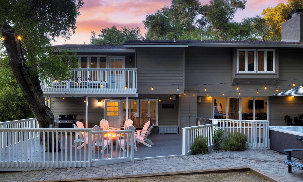 Atascadero House | Hidden Oaks Farmhouse by AvantStay | Hot Tub, Deck