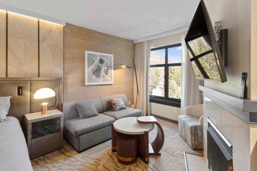 Mammoth Lakes House | Hillside #508 - Cozy Studio w King Bed Fireplace & Kitchenette