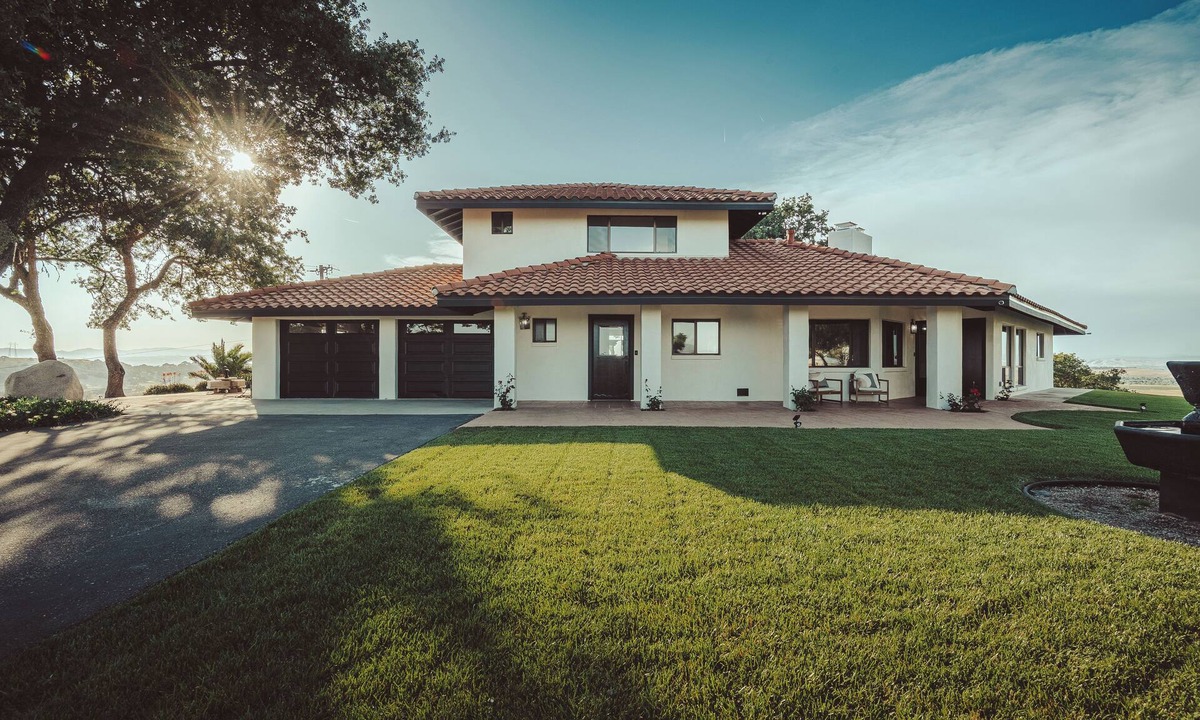 Templeton Villa | Hilltop luxe villa surrounded by vineyards and agaves with stunning Paso views.