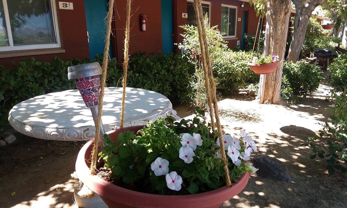 Apple Valley Hotel | Hilltop Tavern & Inn