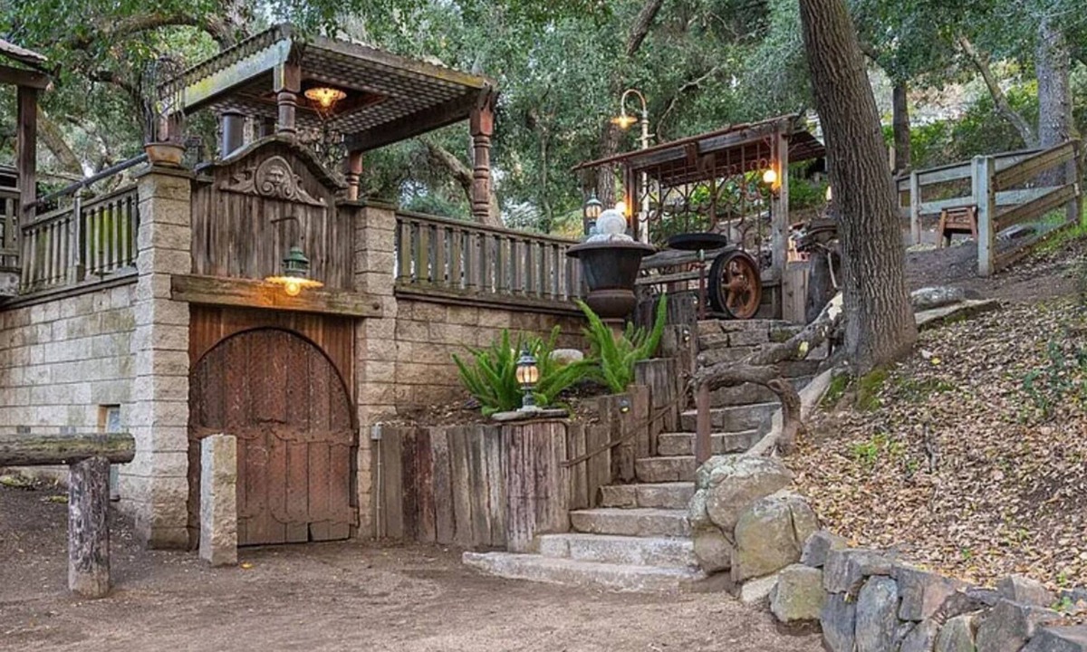 Temecula House | Historic Farmhouse on 5 Peaceful Acres with Ancient Oaks & Creek above Temecula