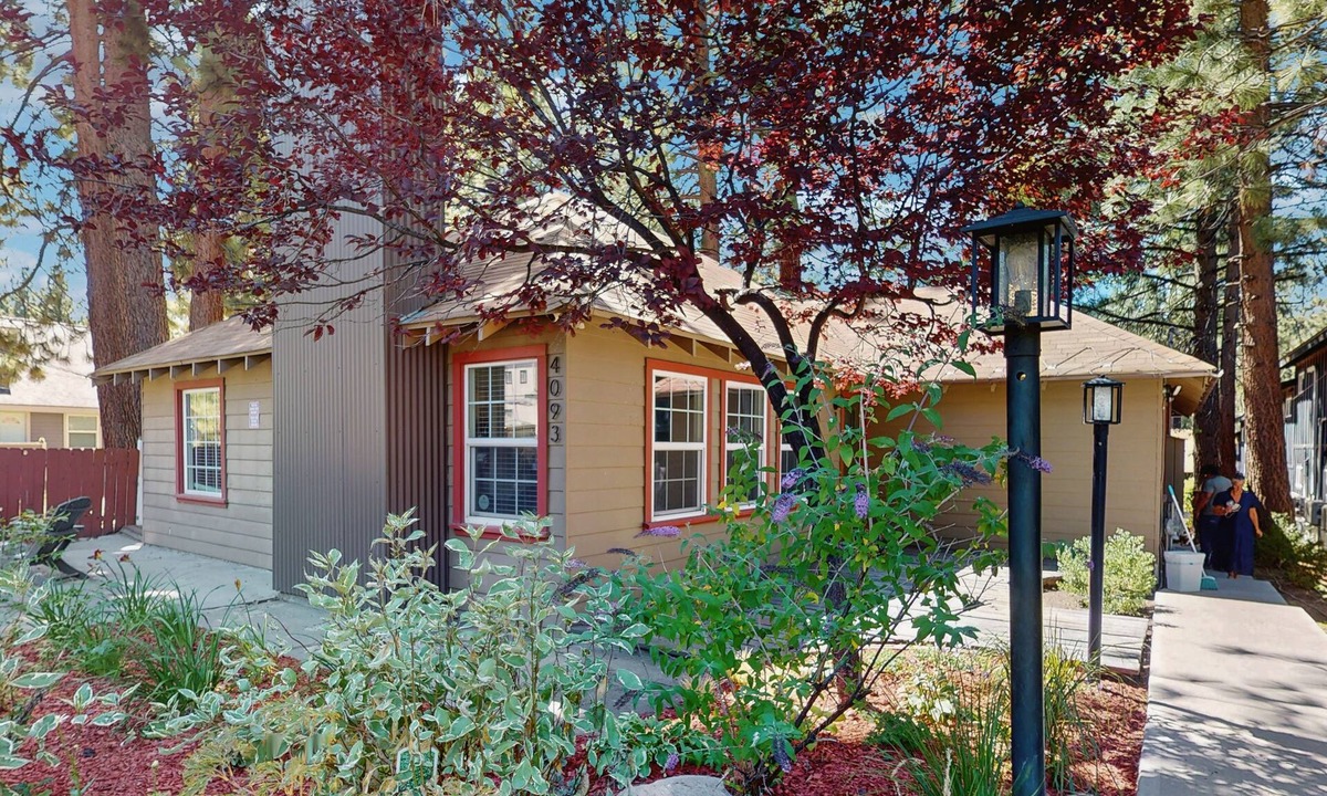 Lakeside Park Cabin | Holiday Home & Hot Tub | Walk 12 Mins to Beach or 6 Mins to Heavenly Gondola