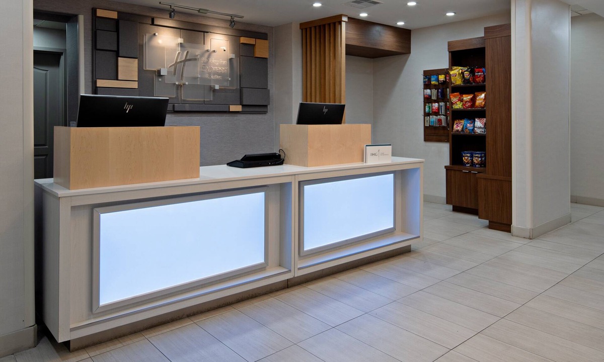 Raisin Hotel | Holiday Inn Express Hotel & Suites Fresno South by IHG