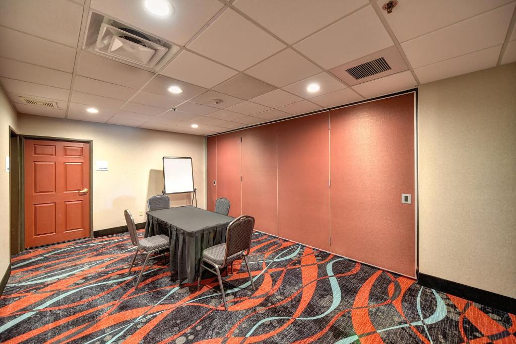 Manteca Hotel | Holiday Inn Express Hotel & Suites Manteca by IHG