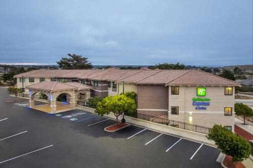 Marina Hotel | Holiday Inn Express Hotel & Suites Marina by IHG