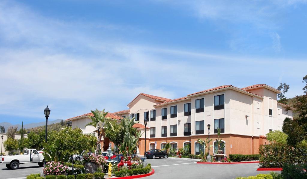 Lake Forest Hotel | Holiday Inn Express & Suites - Lake Forest, an Ihg Hotel
