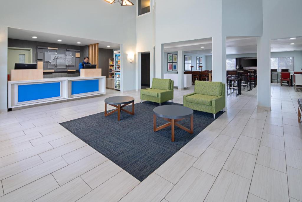 Watsonville Hotel | Holiday Inn Express & Suites Watsonville by IHG