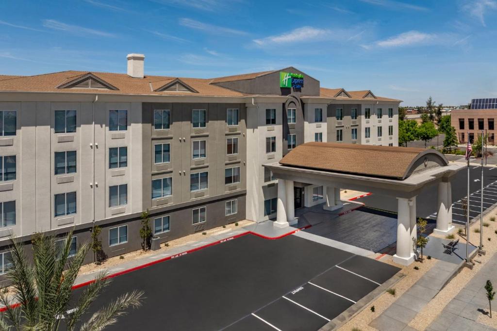 Raisin Hotel | Holiday Inn Express & Suites Fresno River Park Hwy 41 by IHG