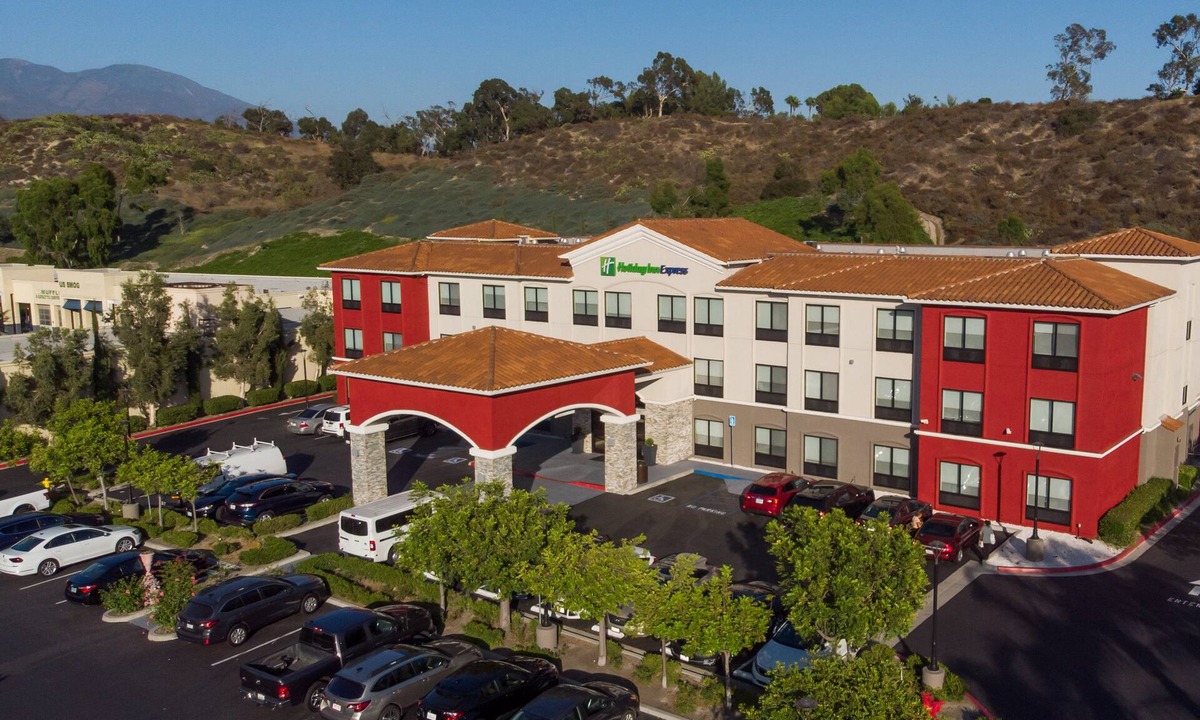 Lake Forest Hotel | Holiday Inn Express & Suites Lake Forest, an IHG Hotel