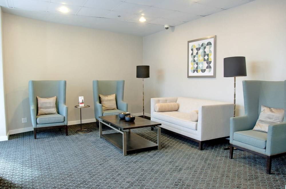 Victorville Hotel | Holiday Inn Victorville, an IHG Hotel