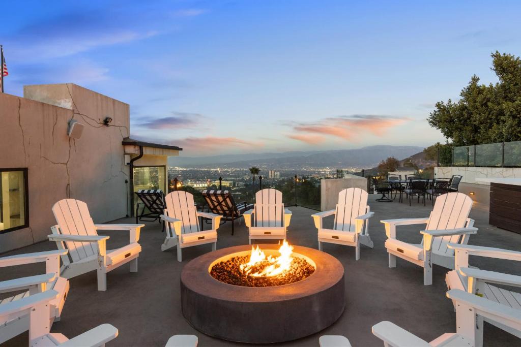Hollywood Hills Villa | Hollywood Hills 4BR with Rooftop by Colby and Conrad