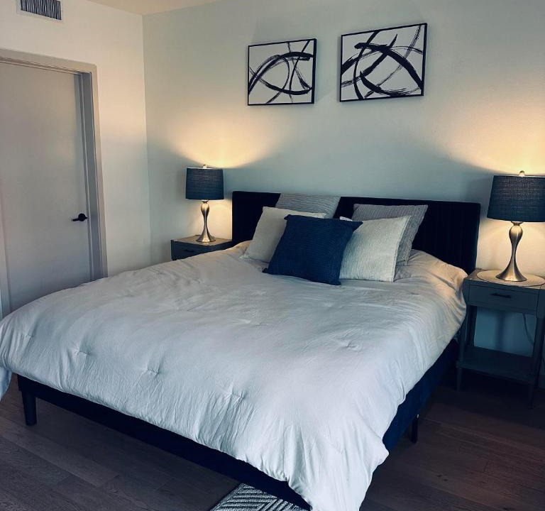 Hollywood Apartment | Hollywood Resort Style Apartment I Pool Gym I Free Parking