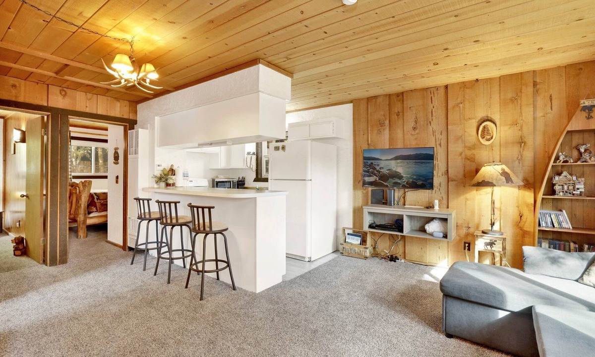 Sugarloaf Cabin | Holmes Away from Home - Cozy Big Bear Retreat