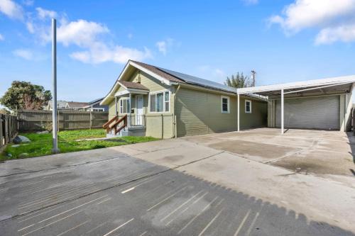 Oildale House | Home Sweet Stay near Meadows Field Airport
