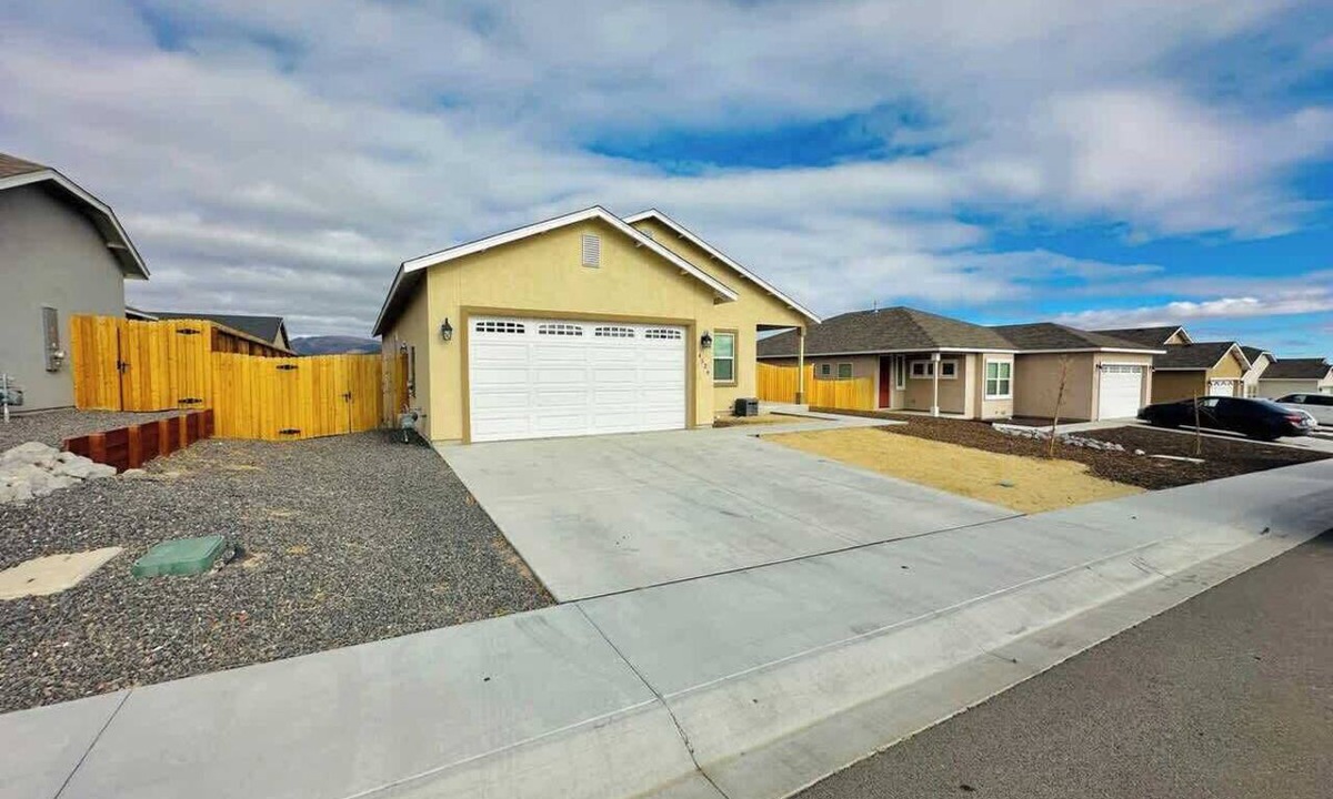 Fernley House | Homey-20 Min to USA Pkwy|8beds,3TVs,14 Guests