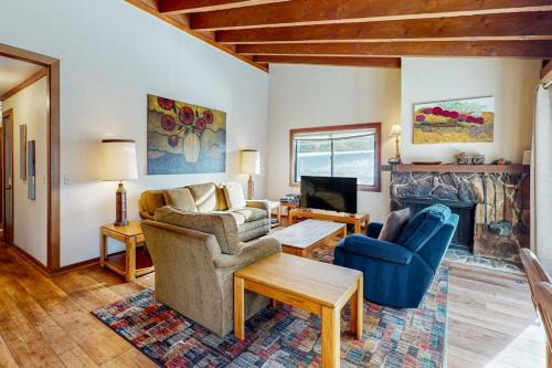 Lake Forest House | Homey Family Condo with Shared Pool Hot Tub Tennis & Lovely Lake Views