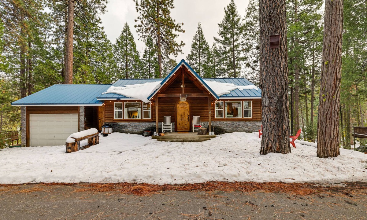Sierra Village Cabin | Homey Long Barn Cabin w/Deck & Fire Pit!