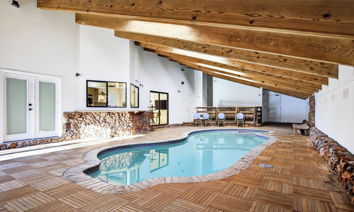 The Village Cabin | Honeypot by AvantStay | Indoor Pool & Hot Tub