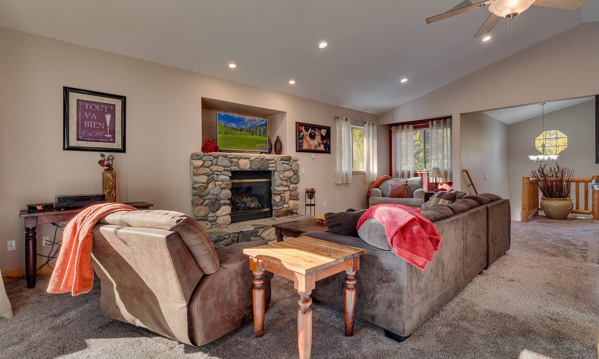 Pioneer Trail House | Hot Tub, Arcade, Poker Table, Built-In Bar, Grill: Pine View Manor