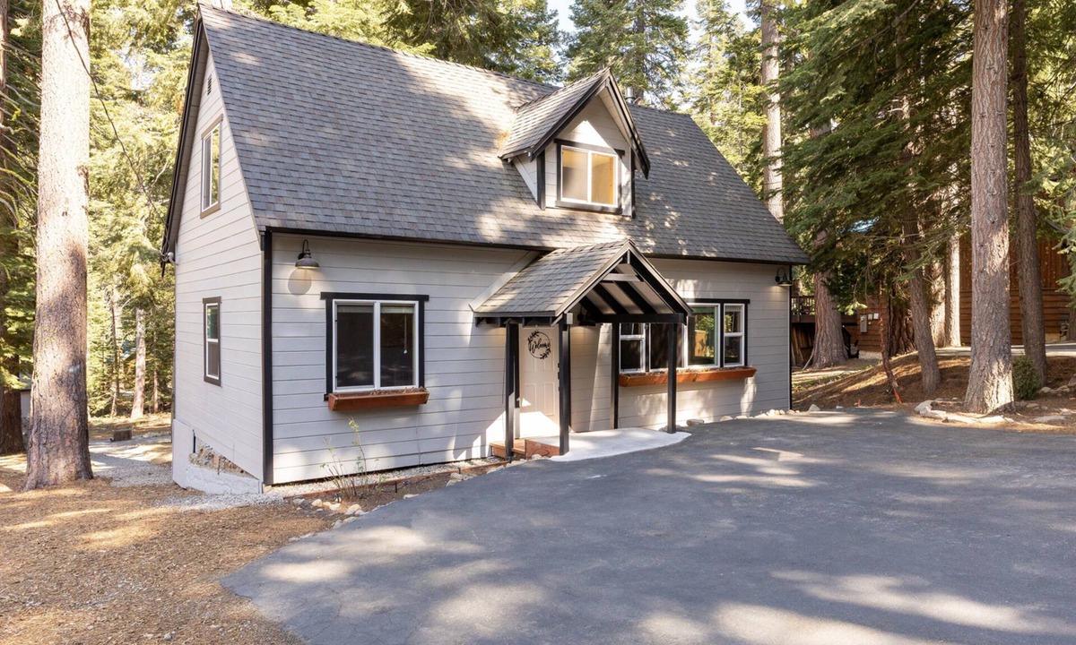 Tahoma Cabin | Hot Tub + Deck Dining Mins to State Park Trails + Homewood Ski | Sweet Pine